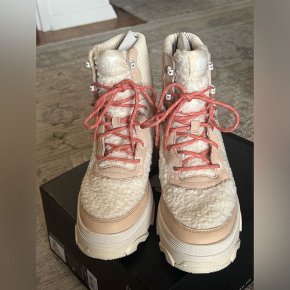 Sorel Shoes - Sorel snow boot, like new. Bought for a ski trip but didn’t end up wearing